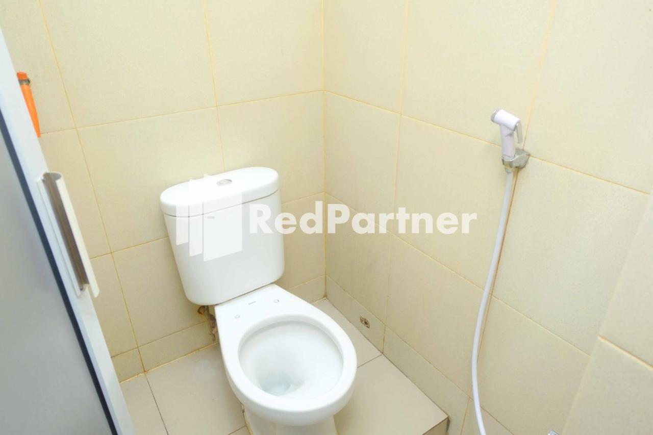 Hotel Transit 1 Makassar Redpartner Exterior photo